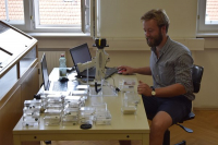 Jiri Kmošek v laboratoři Jiri Kmošek v laboratoři