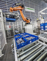 Menší díly naskladňují roboty a přepravují je ze skladu přímo na montážní linky. Menší díly naskladňují roboty a přepravují je ze skladu přímo na montážní linky.