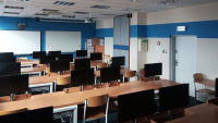 Výuková laboratoř je vybavena 10 racky, v každém z nich byly umístěny dva modely switchů, Aruba 3810M a Aruba 2930F Výuková laboratoř je vybavena 10 racky, v každém z nich byly umístěny dva modely switchů, Aruba 3810M a Aruba 2930F