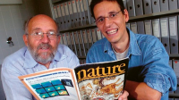 Na snímku ze srpna 2005 jsou dva nositelé Nobelovy ceny za fyziku pro rok 2019. Vlevo je Michel Mayor, vpravo Didier Queloz