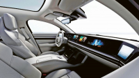 Interiér elektromobilu Vision-S od společnosti Sony je plný audio- a videoprvků