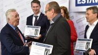 Martin Křapa z Pumpa (vpravo) přebírá VC AOVT 2019 z rukou prezidenta AOVT