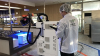 Kolaborativní robot dokáže spolehlivě a bezpečně sterilizovat místnosti