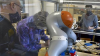 V úterý 31. března výzkumníci převezli robotický stroj přímo do Nemocnice Na Bulovce