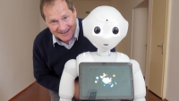 Robot Pepper proporcemi odpovídá osmiletému dítěti. Přesto se brzy zapojí do výuky Smart technologií. Čeká i na úkoly z jiných fakult. Robot Pepper proporcemi odpovídá osmiletému dítěti. Přesto se brzy zapojí do výuky Smart technologií. Čeká i na úkoly z jiných fakult.