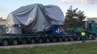 Souprava urazí na své cestě do cíle více než 175 kilometrů. Nadměr vezoucí turbínu váží přes 243 Souprava urazí na své cestě do cíle více než 175 kilometrů. Nadměr vezoucí turbínu váží přes 243