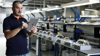 Pracovník s potřebnou kvalifikací má na tabletu potřebná data okamžitě k dispozici Pracovník s potřebnou kvalifikací má na tabletu potřebná data okamžitě k dispozici