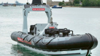 Čluny P24 Unmanned s autonomní výbavou mohou operovat buď zcela bezobslužně, anebo s lidským operátorem, který však sedí v bezpečnějším prostředí situovaném na palubě blízké válečné lodi Čluny P24 Unmanned s autonomní výbavou mohou operovat buď zcela bezobslužně, anebo s lidským operátorem, který však sedí v bezpečnějším prostředí situovaném na palubě blízké válečné lodi
