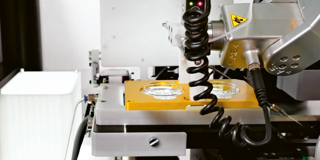 Továrna na život. Roboti se učí řešit globální krizi neplodnosti