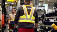 Linde Material Handling chytře řeší bezpečné odstupy mezi pracovníky Linde Material Handling chytře řeší bezpečné odstupy mezi pracovníky