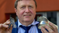 Miroslav Píška s prototypy nového implántátu Miroslav Píška s prototypy nového implántátu
