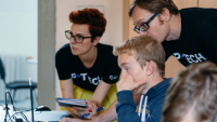 P-TECH je vzdělávací program IBM, který podporuje středoškolský vzdělávací systém P-TECH je vzdělávací program IBM, který podporuje středoškolský vzdělávací systém