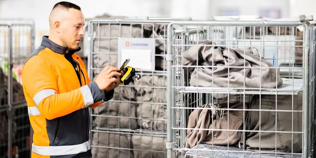 Chytré pracovní oděvy s RFID čipy jako nástroj pro automatizaci, úsporu a bezpečnost