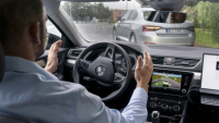 Vozy ŠKODA SUPERB iV slouží k testování jízdy v konvoji v areálu univerzitního kampusu Vozy ŠKODA SUPERB iV slouží k testování jízdy v konvoji v areálu univerzitního kampusu