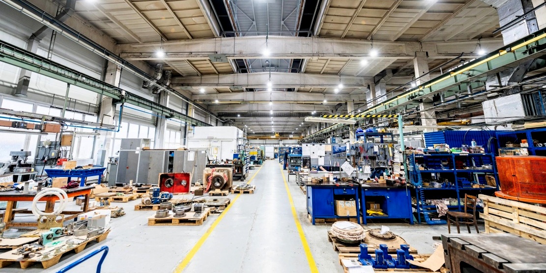 Průmyslové LED osvětlení jako součást energeticky efektivních výrobních provozů