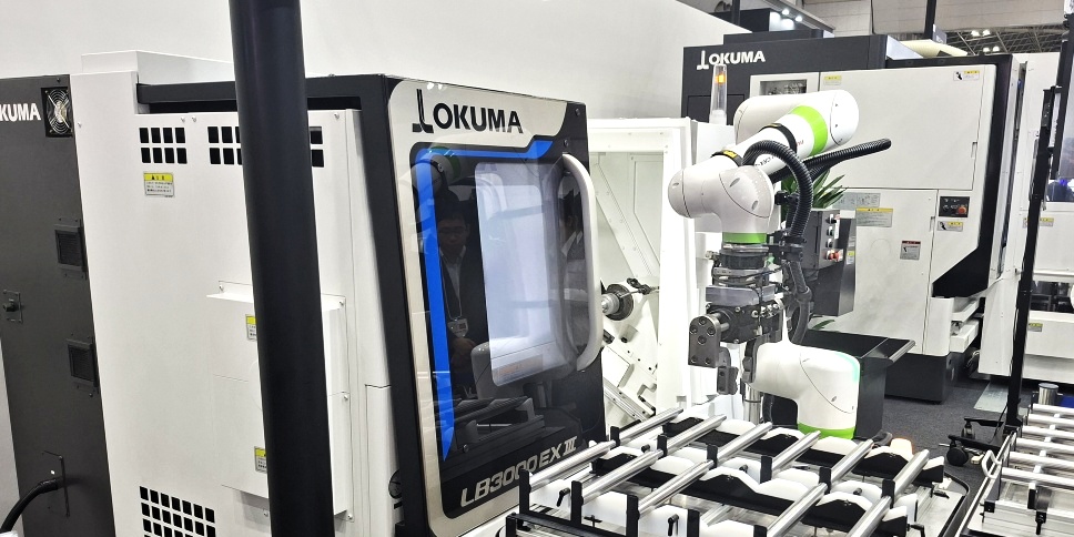 Menší stopa, víc automatizace. Okuma na JIMTOF ukázala 5osé stroje pro bezobslužné dílny