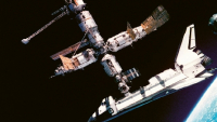 Červen 1995: raketoplán u stanice Mir není ruský Buran, ale americký Atlantis /Foto: NASA/
