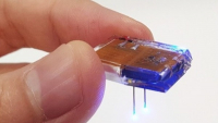 Implantát využívá malé LED, které mohou působit na mozkové buňky, neurony Implantát využívá malé LED, které mohou působit na mozkové buňky, neurony