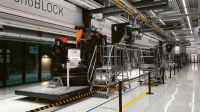 Pohled do montážní haly: vyráběné stroje na automatizovaných vozících