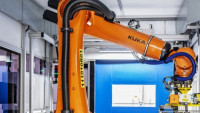 Společnost ŠKODA AUTO v závodě ve Vrchlabí využívá chytrého manipulačního robota