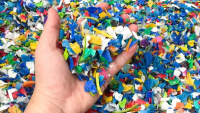 Cílem inovace je zpracování plastových vloček, které pochází například ze sběru starého plastu, bez granulování přímo ve vstřikování plastů.  /Obrázek: iStock/