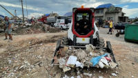 Doosan Bobcat pomáhá v tornádem postižených obcích