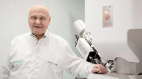 Jaroslav Klíma u elektronového mikroskopu TESCAN Jaroslav Klíma u elektronového mikroskopu TESCAN