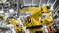  Nový robot ční do výšky více než dva a půl metru a zajišťuje montáž nejtěžších dílů vozidel s milimetrovou přesností Nový robot ční do výšky více než dva a půl metru a zajišťuje montáž nejtěžších dílů vozidel s milimetrovou přesností