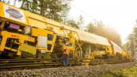 Na hostivařské trati SWIETELSKY Rail CZ nasadí největší stavební stroj RUS 1000 S. Měří téměř 280 metrů