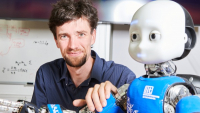 Výzkumníci z FEL ČVUT aplikují algoritmy inspirované mozkem, aby se roboti dokázali bezpečněji a autonomněji pohybovat mezi lidmi
