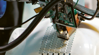 Robotem vedený inkoustový tisk struktury topného vodiče na opěradle plastové skořepiny sedadla /Foto: Fraunhofer ENAS/