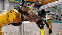 Vícepolohové chapadlo robotu obsluhujícího buňku s CNC soustruhem Vícepolohové chapadlo robotu obsluhujícího buňku s CNC soustruhem