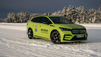 Škoda Enyaq RS iV pokořila 7,351 km dlouhým driftem na ledě dva Guinessovy světové rekordyTM