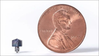 Porovnání malé vyměnitelné hlavičky AddMeisterDrill s běžnou mincí © Tungaloy