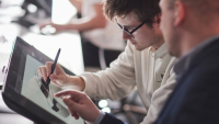 Během návštěvy oddělení Škoda Design v Mladé Boleslavi se studenti seznámili s prací šéfdesignéra značky Škoda Olivera Stefaniho a jeho týmu. Během návštěvy oddělení Škoda Design v Mladé Boleslavi se studenti seznámili s prací šéfdesignéra značky Škoda Olivera Stefaniho a jeho týmu.