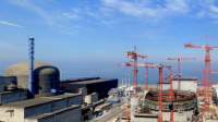 Jaderná elektrárna Flamanville v roce 2010, kdy už běžela výstavba doposud nedokončeného reaktoru EPR © schoella (CC BY 3.0)