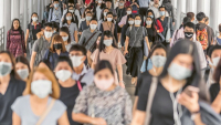 Nošení roušek a respirátorů se během pandemie stalo v některých zemích normou © Tzido/iStock