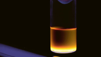 Nový materiál osvětlený ultrafialovým světlem © ICB-CSIC
