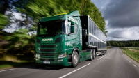 První test nového hybridního nákladního automobilu Scania se solárním pohonem 