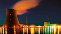 Německá jaderná elektrárna Isar v noci © Schwarz, CC By SA 2.0