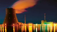 Německá jaderná elektrárna Isar v noci © Schwarz, CC BY SA 2.0