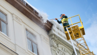 Povinnost majitele nemovitosti zajistit bezpečí na chodníku pod střechou řeší protisněhové zábrany