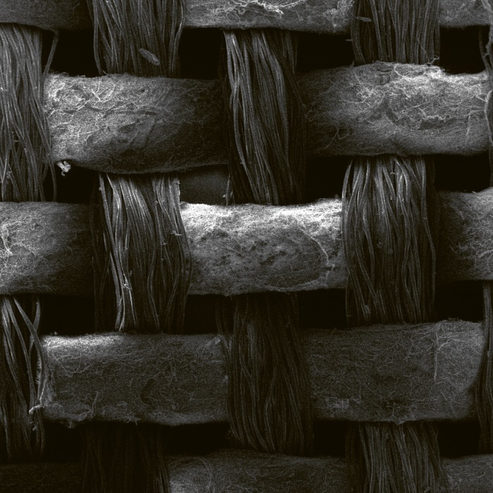 Zvětšený detail tkaniny vyrobené z kompozitní příze s obsahem nanovláken