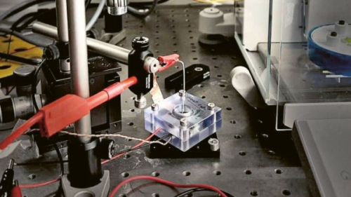Nanotechnologické zařízení vyrábí elektřinu nepřetržitě díky odpařování vody