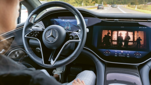 Úroveň 3 automatizované jízdy umožňuje při jízdě věnovat se jiným činnostem, než je řízení.