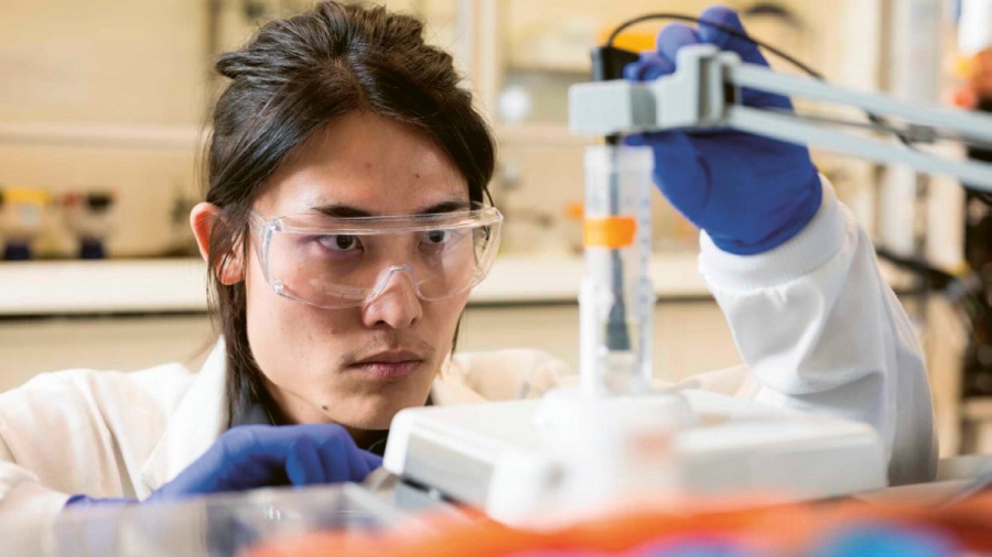 Vědci z rochesteru vyvinuli nanokatalyzátory, které dokážou levněji sanovat specifický typ PFaS nazývaný perfluorooktansulfonát (PFoS) © J. adam Fenster / university of rochester