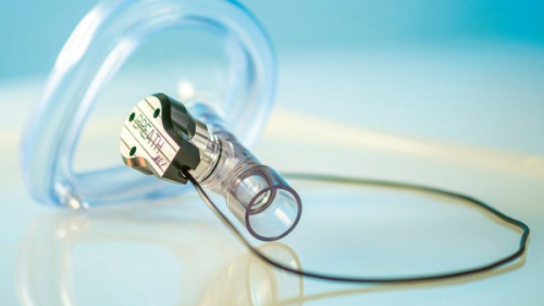 Neinvazivní miniaturní senzor lze začlenit do stávajícího ventilačního zařízení pomocí T-konektoru © Fraunhofer IPM