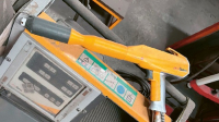 V této ruční stříkací pistoli je prášek elektricky nabíjen elektrodou pomocí koronového nabíjení © Surplex V této ruční stříkací pistoli je prášek elektricky nabíjen elektrodou pomocí koronového nabíjení © Surplex