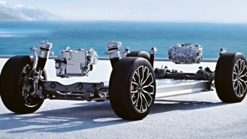 Základem je platforma Geely SEA. Zde v provedení s elektromotory na obou nápravách a se vzduchovým pérováním