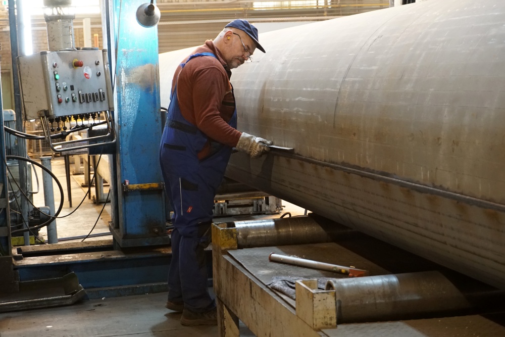 Dříve byla kontrola odchylek na výložníku prováděna výhradně manuálně. Operátor mapoval tvarové odchylky podél výložníku pomocí měřidel a posuvných měrek.